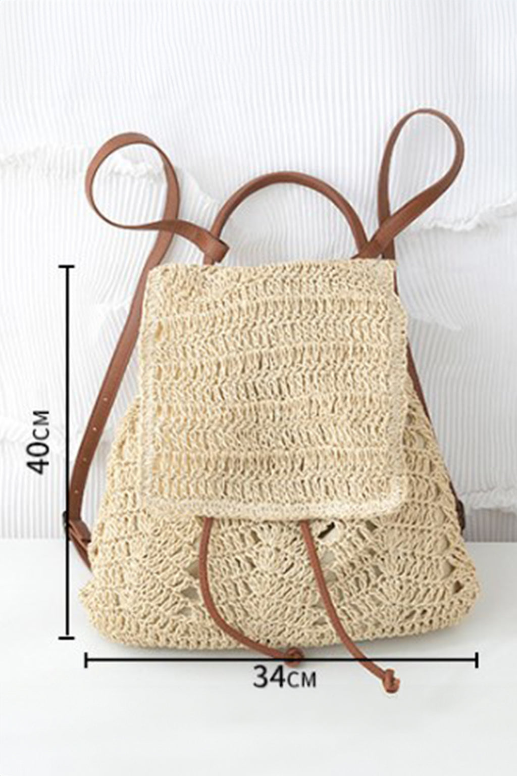 Mochila informal blanca de estilo retro con correas de cuero sintético tejido con paja.