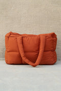 Bolso tote grande acolchado con cremallera, color canela.