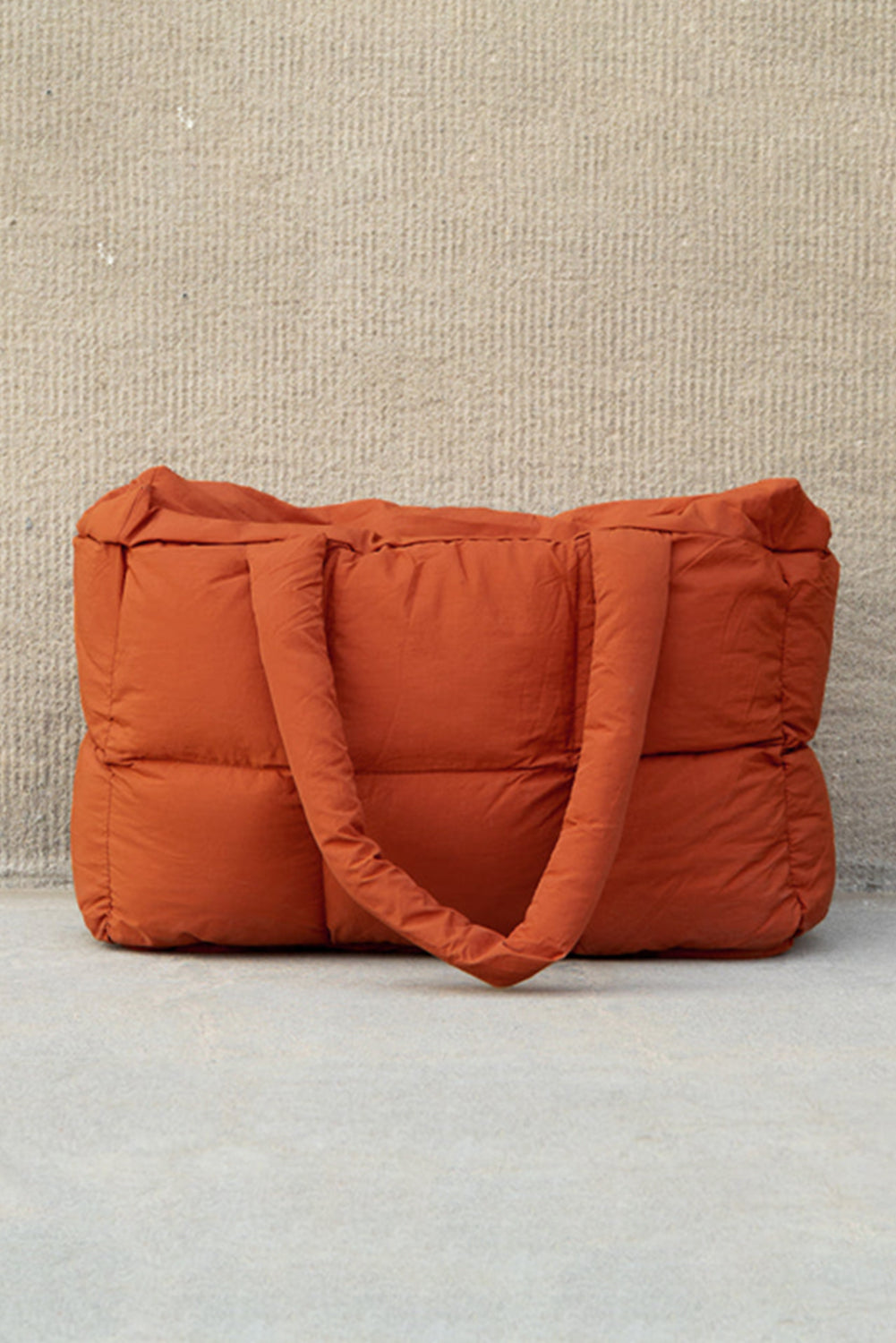 Bolso tote grande acolchado con cremallera, color canela.
