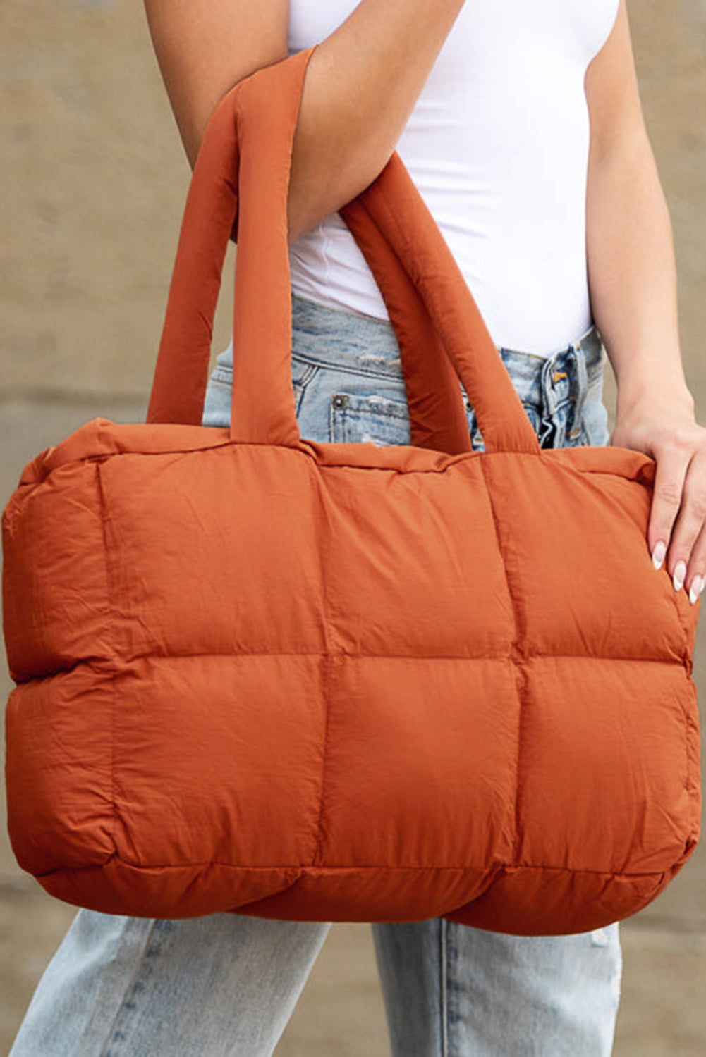 Bolso tote grande acolchado con cremallera, color canela.