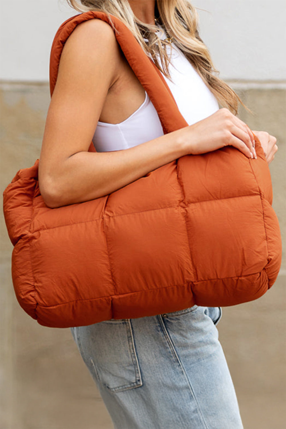 Bolso tote grande acolchado con cremallera, color canela.