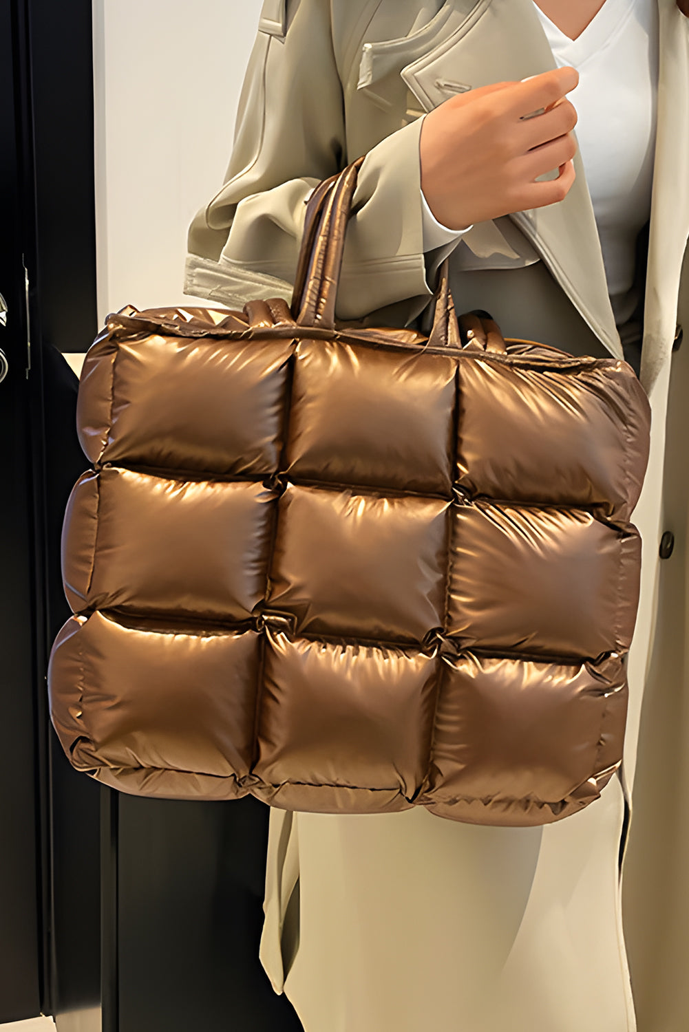 Bolso de mano acolchado dorado de gran capacidad