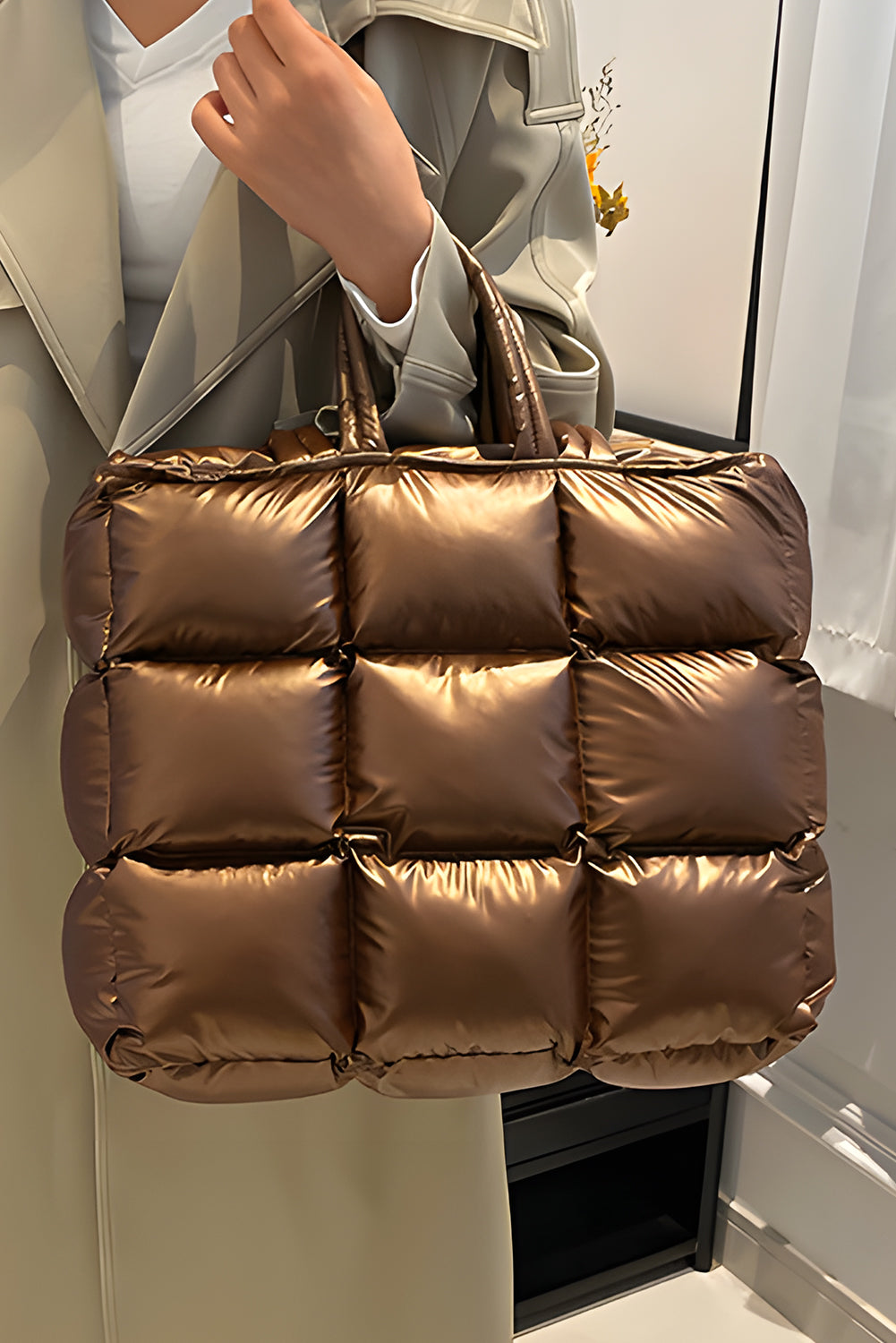 Bolso de mano acolchado dorado de gran capacidad