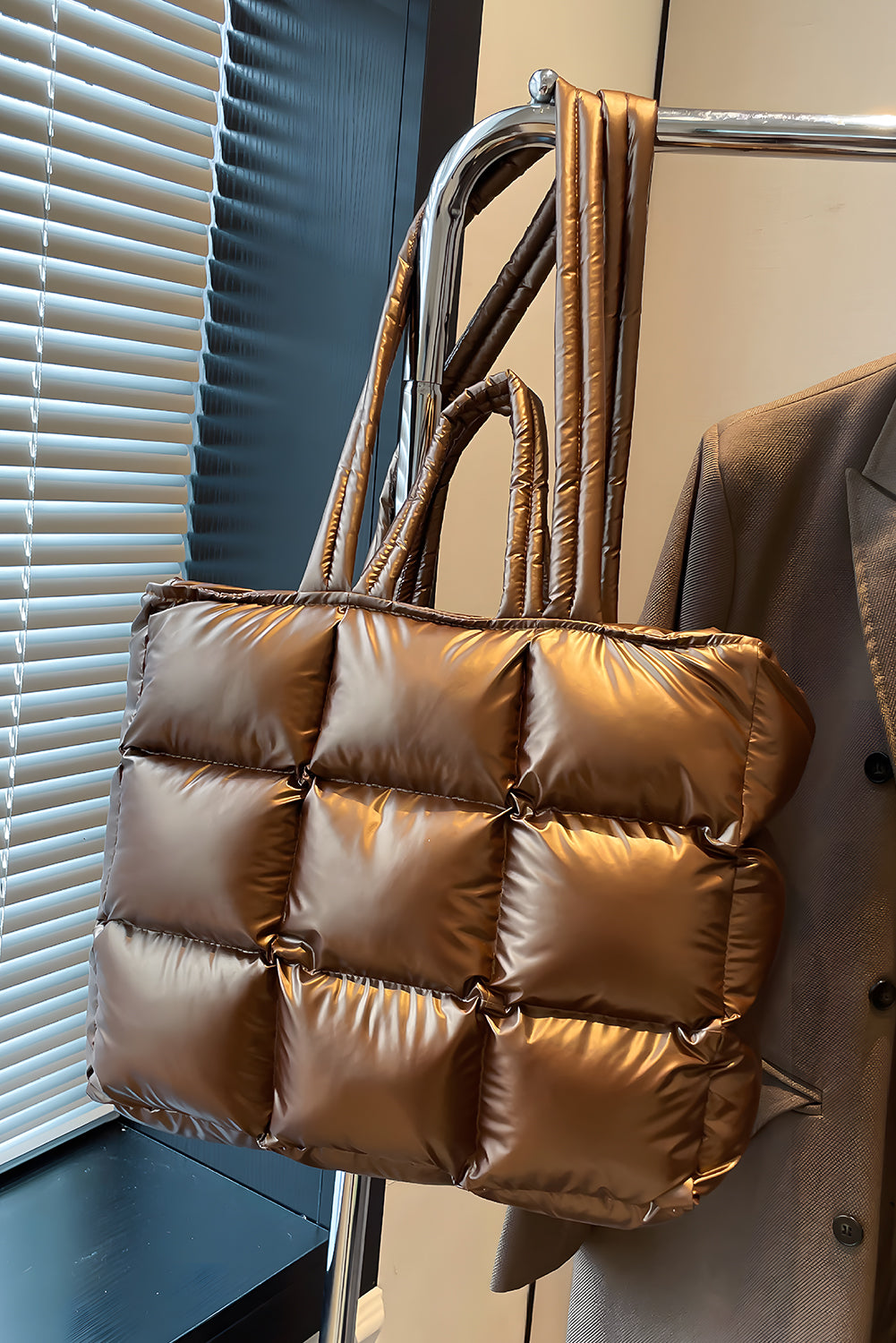 Bolso de mano acolchado dorado de gran capacidad