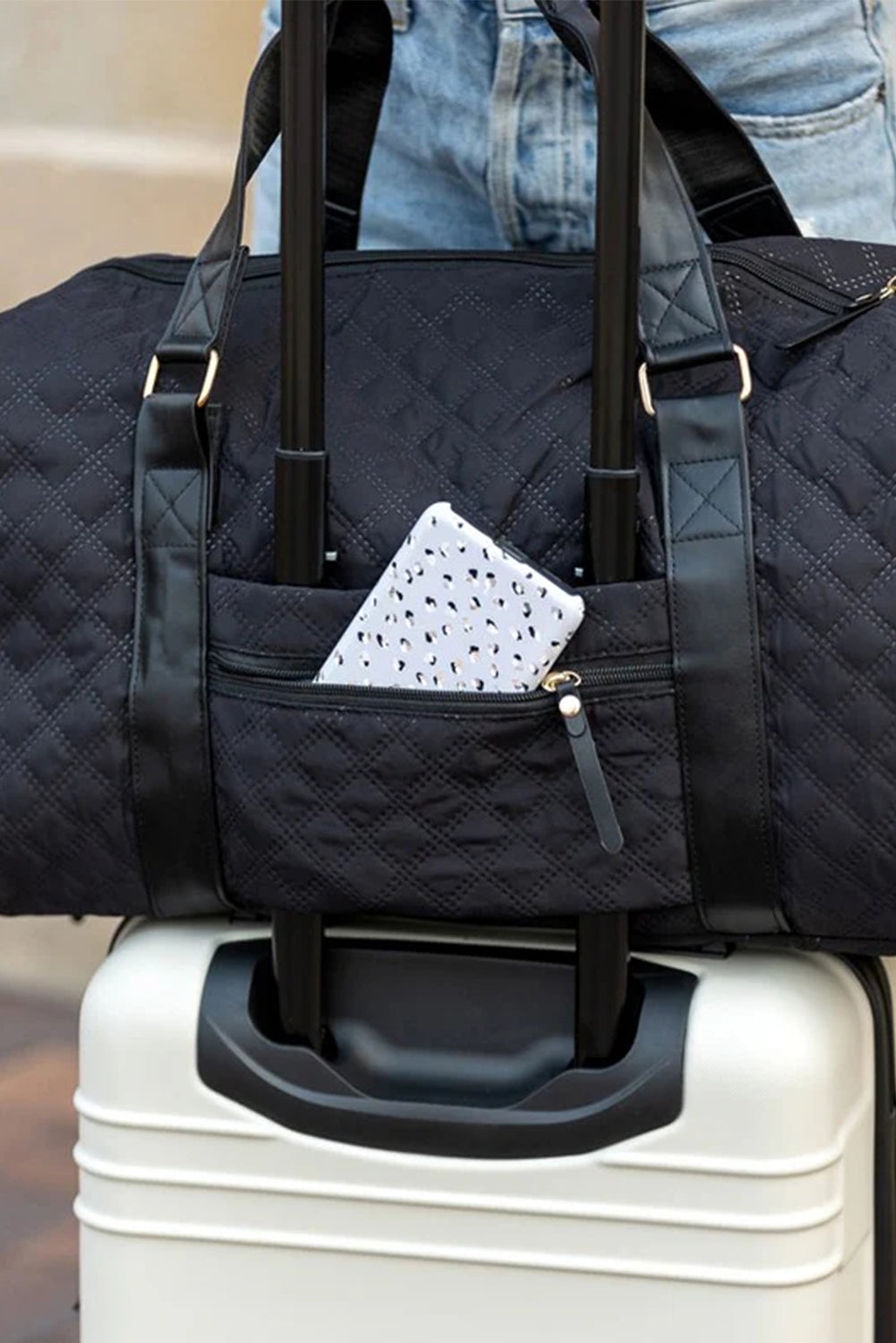 Bolsa de viaje impermeable con textura de rombo negro y blanca