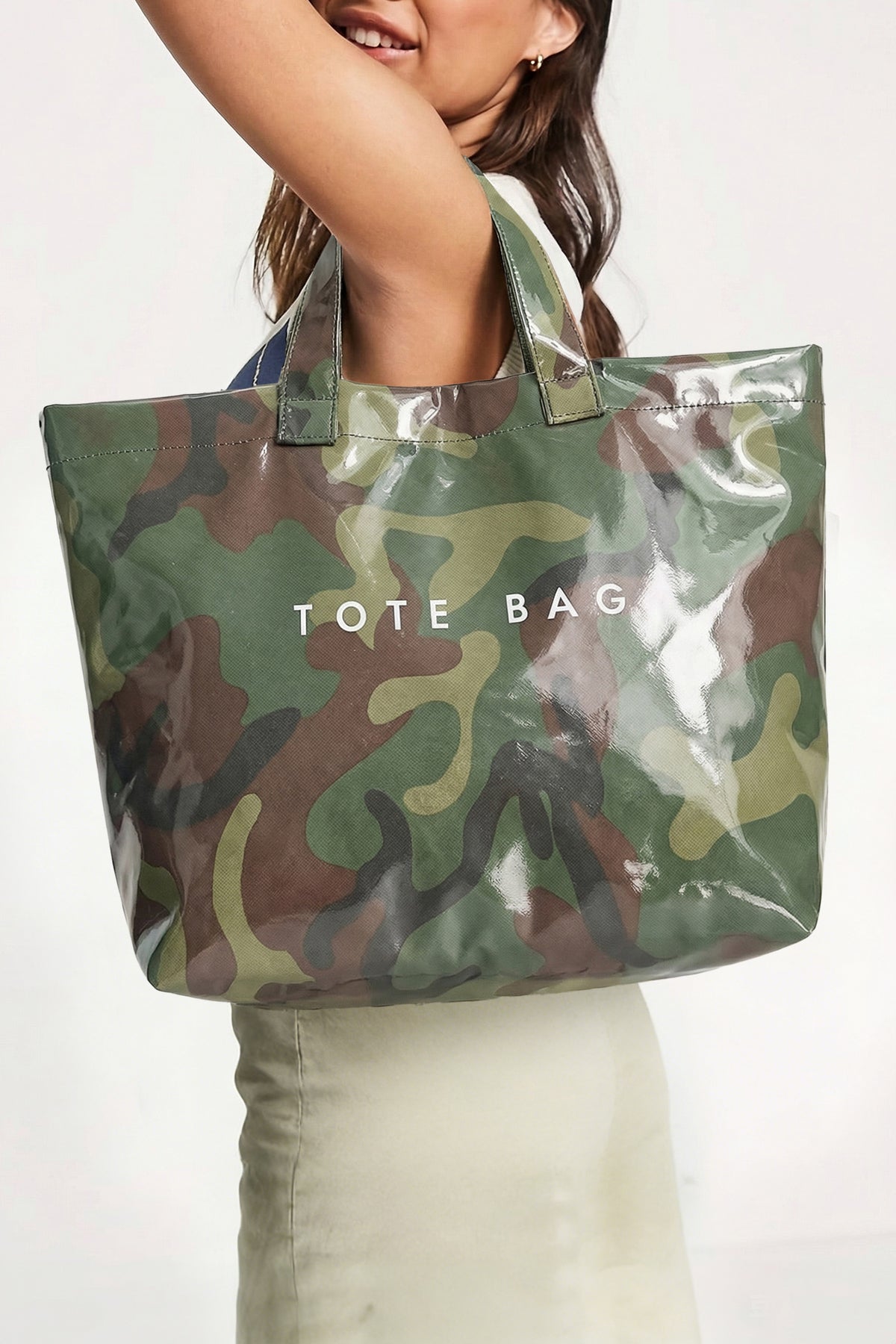 Bolso tote de piel sintética brillante con estampado de camuflaje verde jungla