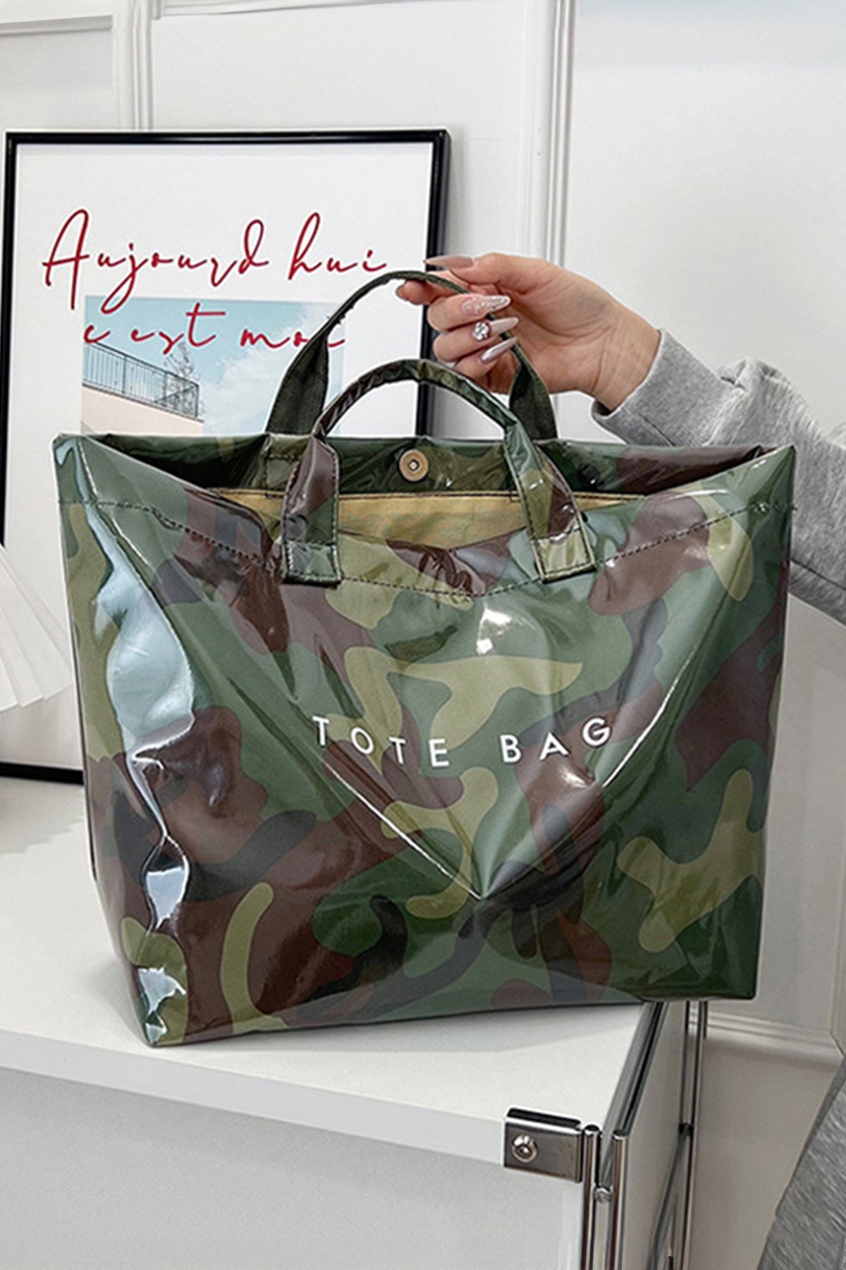 Bolso tote de piel sintética brillante con estampado de camuflaje verde jungla