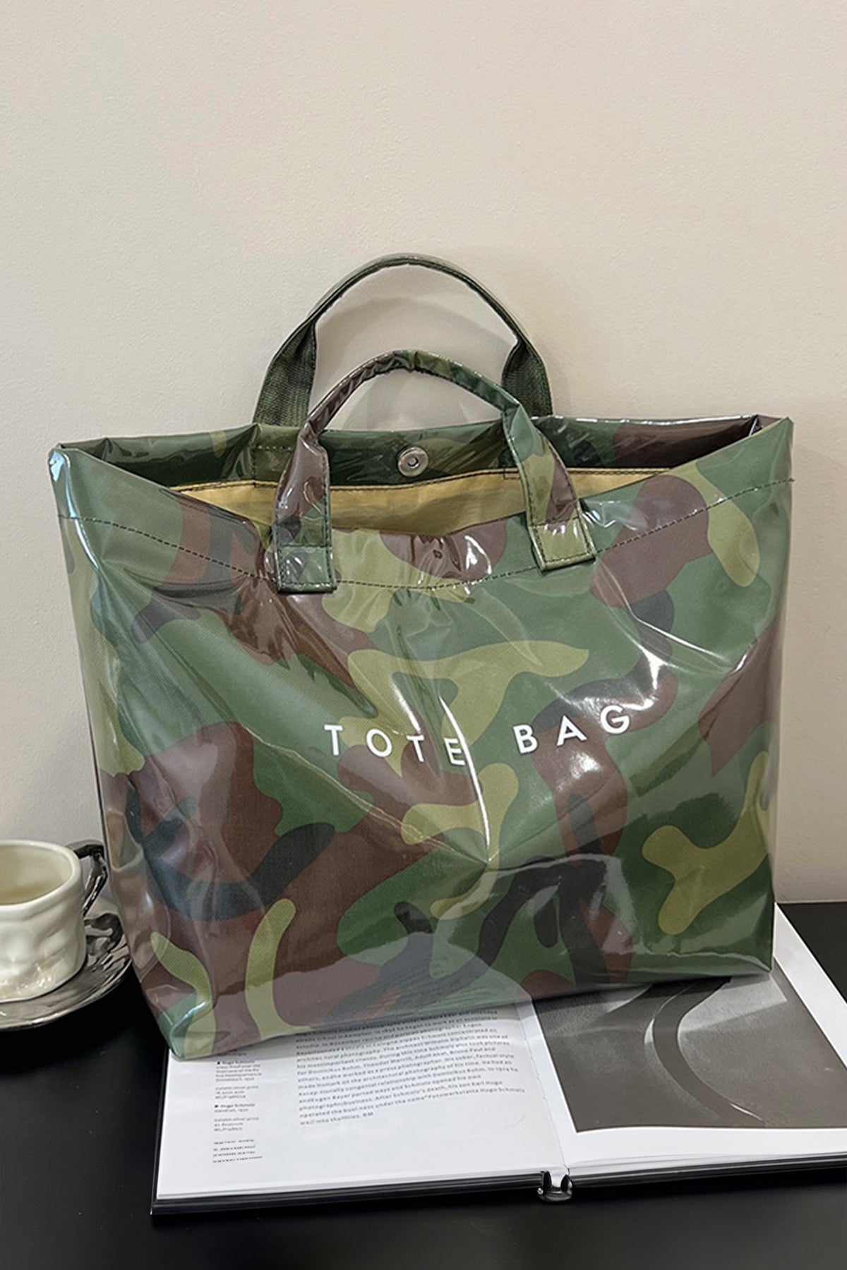 Bolso tote de piel sintética brillante con estampado de camuflaje verde jungla