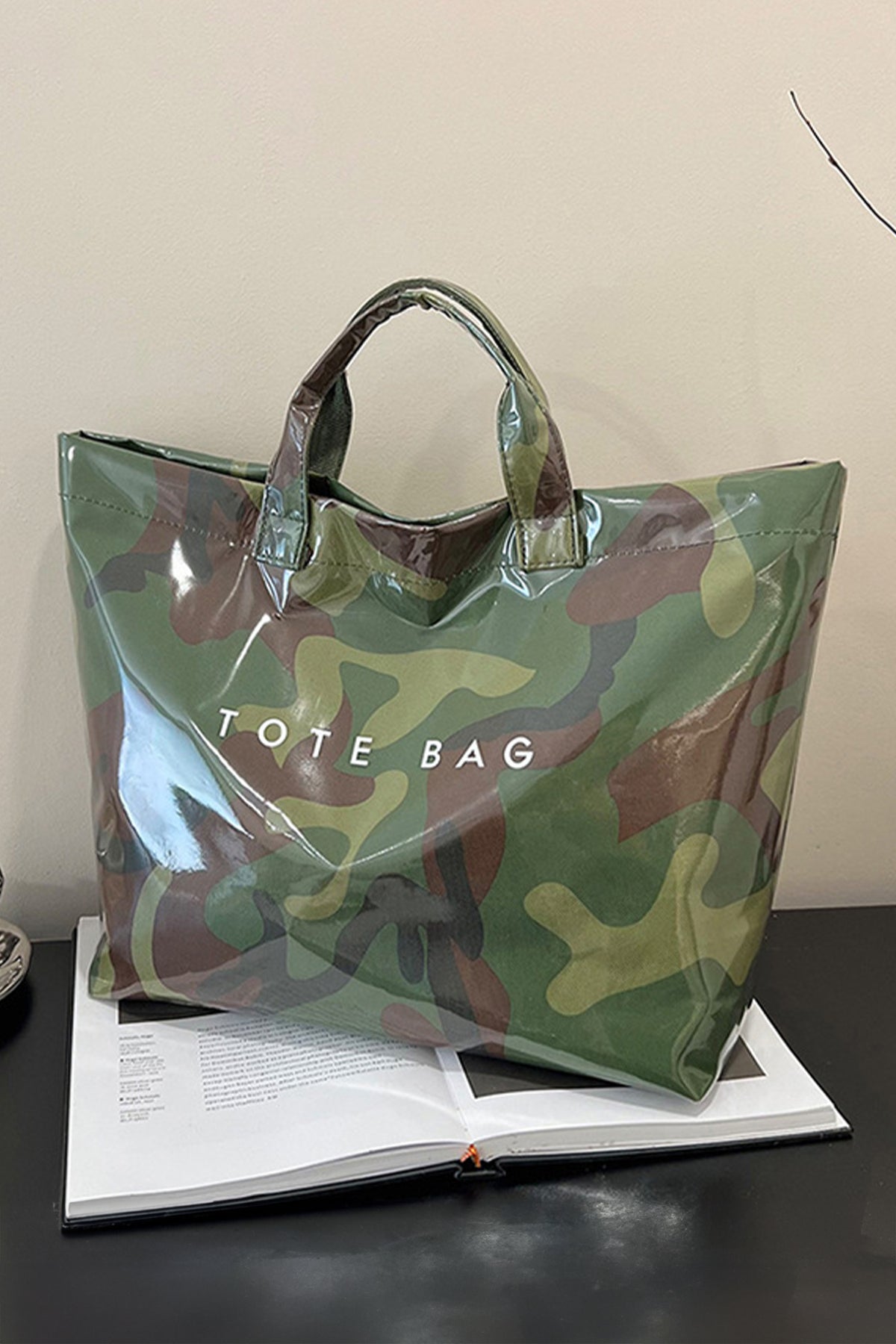 Bolso tote de piel sintética brillante con estampado de camuflaje verde jungla