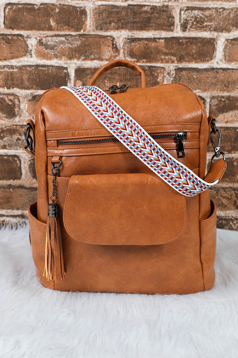 Mochila retro de gran capacidad de PU con decoración de borlas marrones.