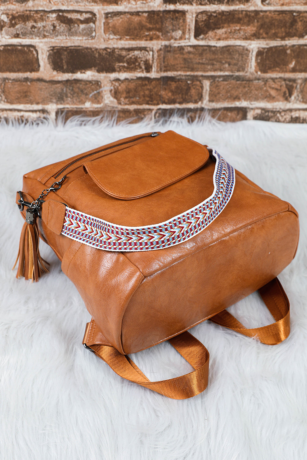 Mochila retro de gran capacidad de PU con decoración de borlas marrones.