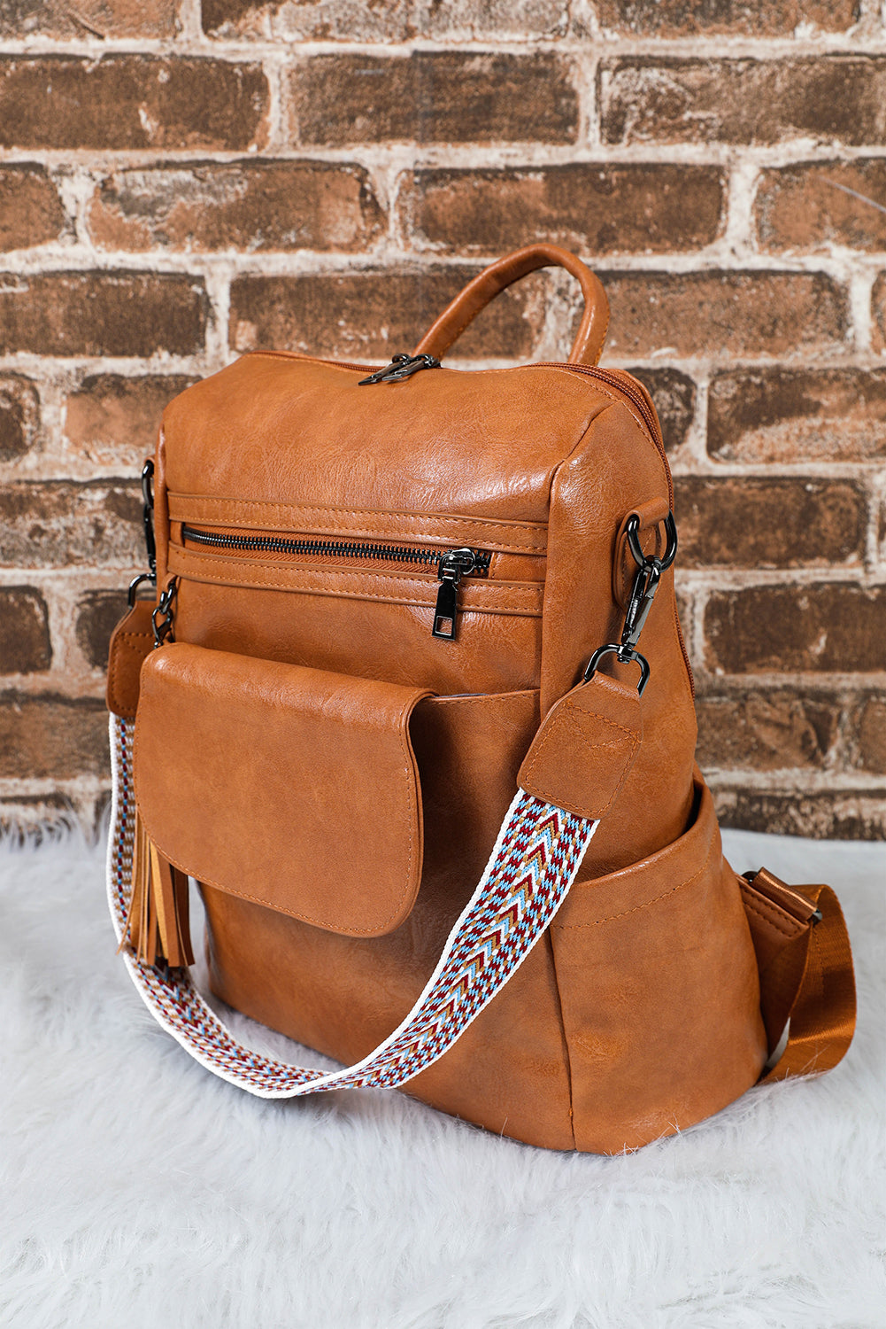 Mochila retro de gran capacidad de PU con decoración de borlas marrones.
