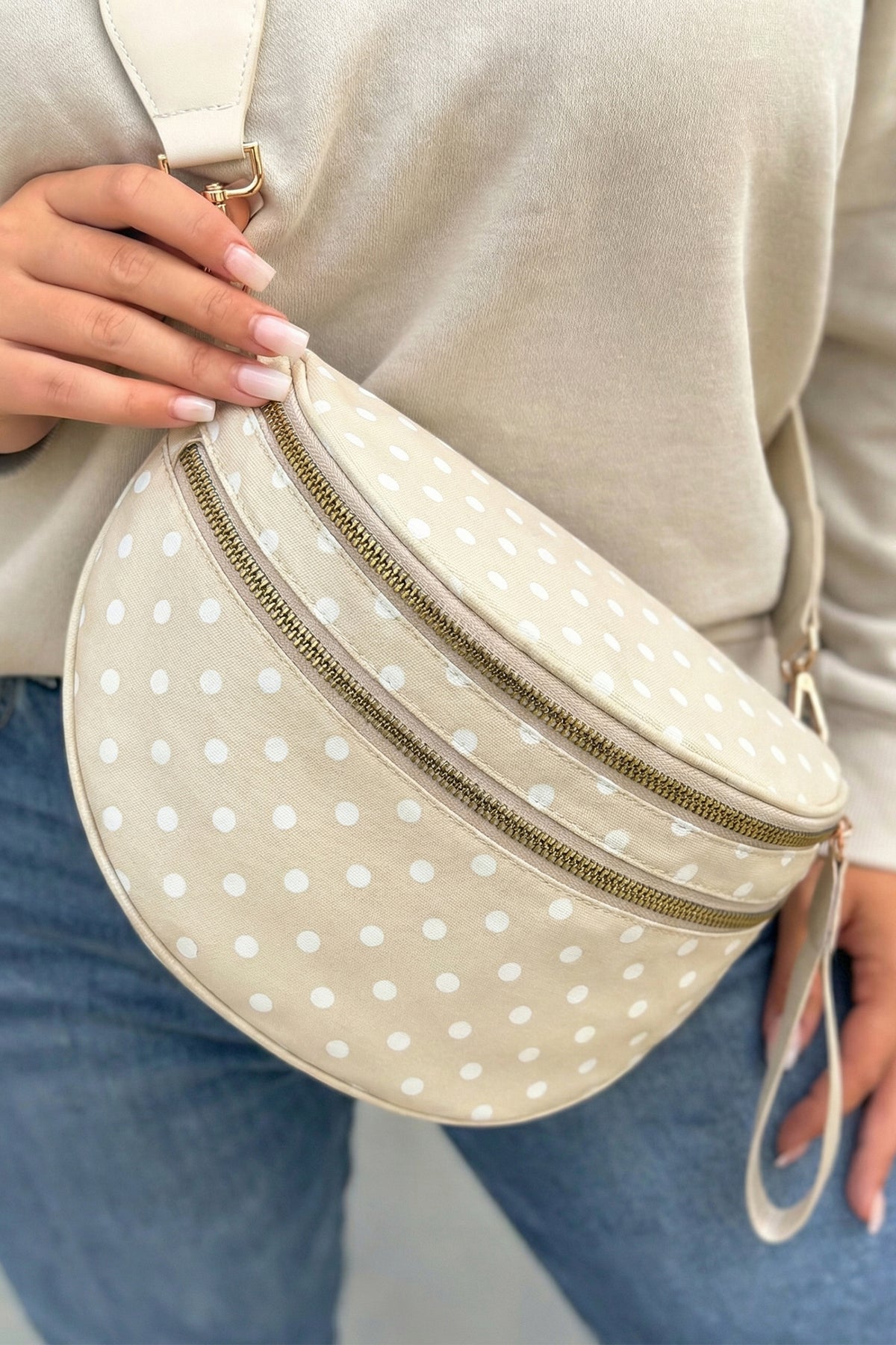 Bolso bandolera con doble cremallera y estampado retro de lunares beige.