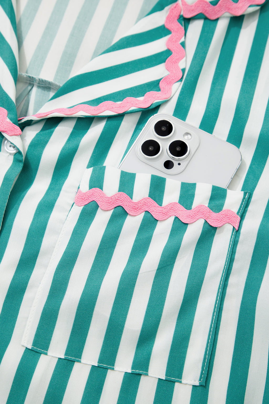 Conjunto de pijama corto con camisa de manga larga, cordón ajustable y ribete de ricrac en contraste y rayas verdes.
