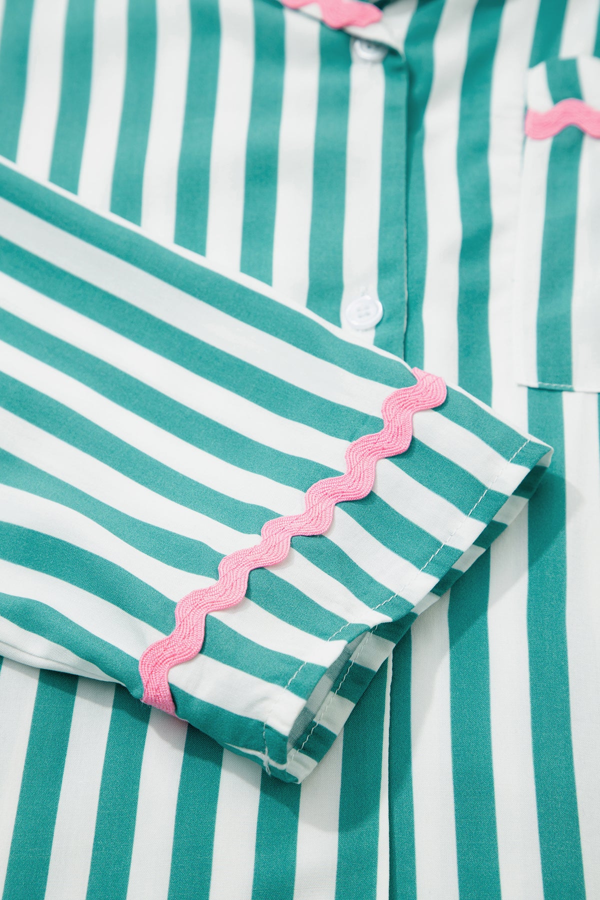 Conjunto de pijama corto con camisa de manga larga, cordón ajustable y ribete de ricrac en contraste y rayas verdes.