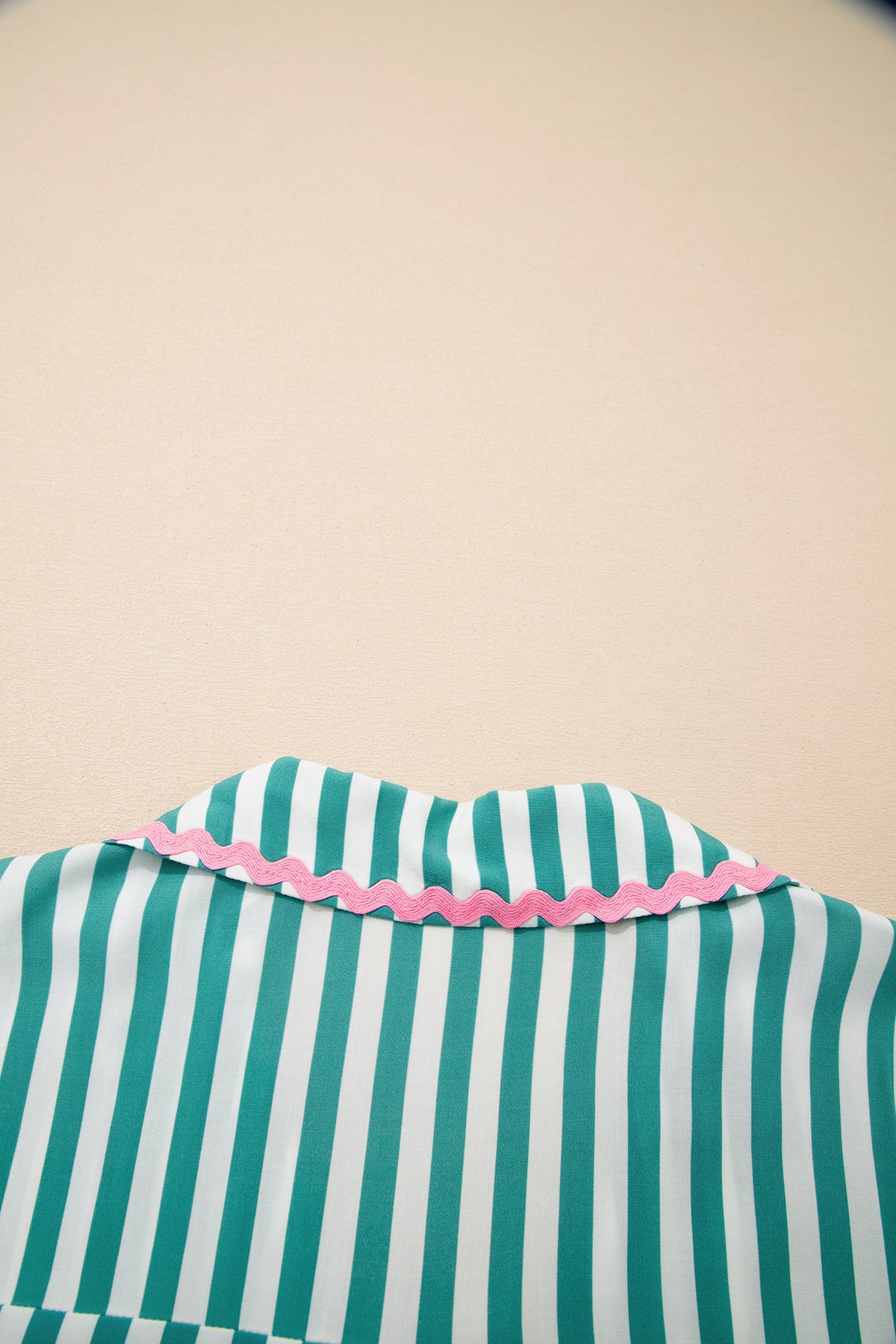 Conjunto de pijama corto con camisa de manga larga, cordón ajustable y ribete de ricrac en contraste y rayas verdes.