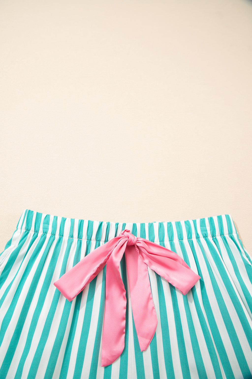 Conjunto de pijama corto con camisa de manga larga, cordón ajustable y ribete de ricrac en contraste y rayas verdes.