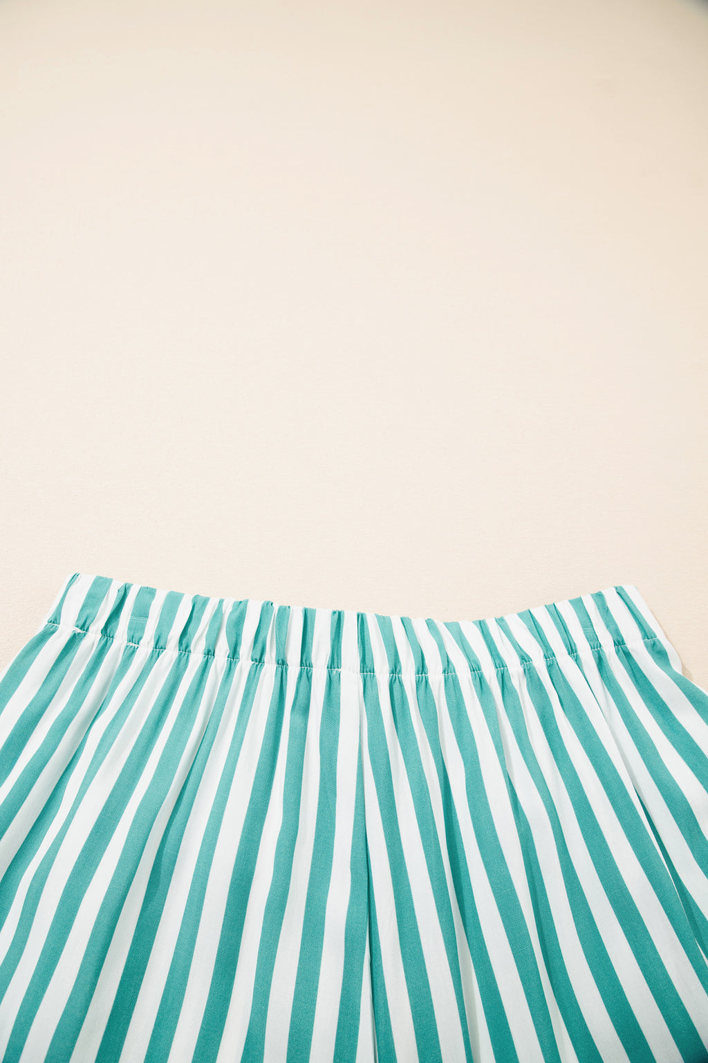Conjunto de pijama corto con camisa de manga larga, cordón ajustable y ribete de ricrac en contraste y rayas verdes.