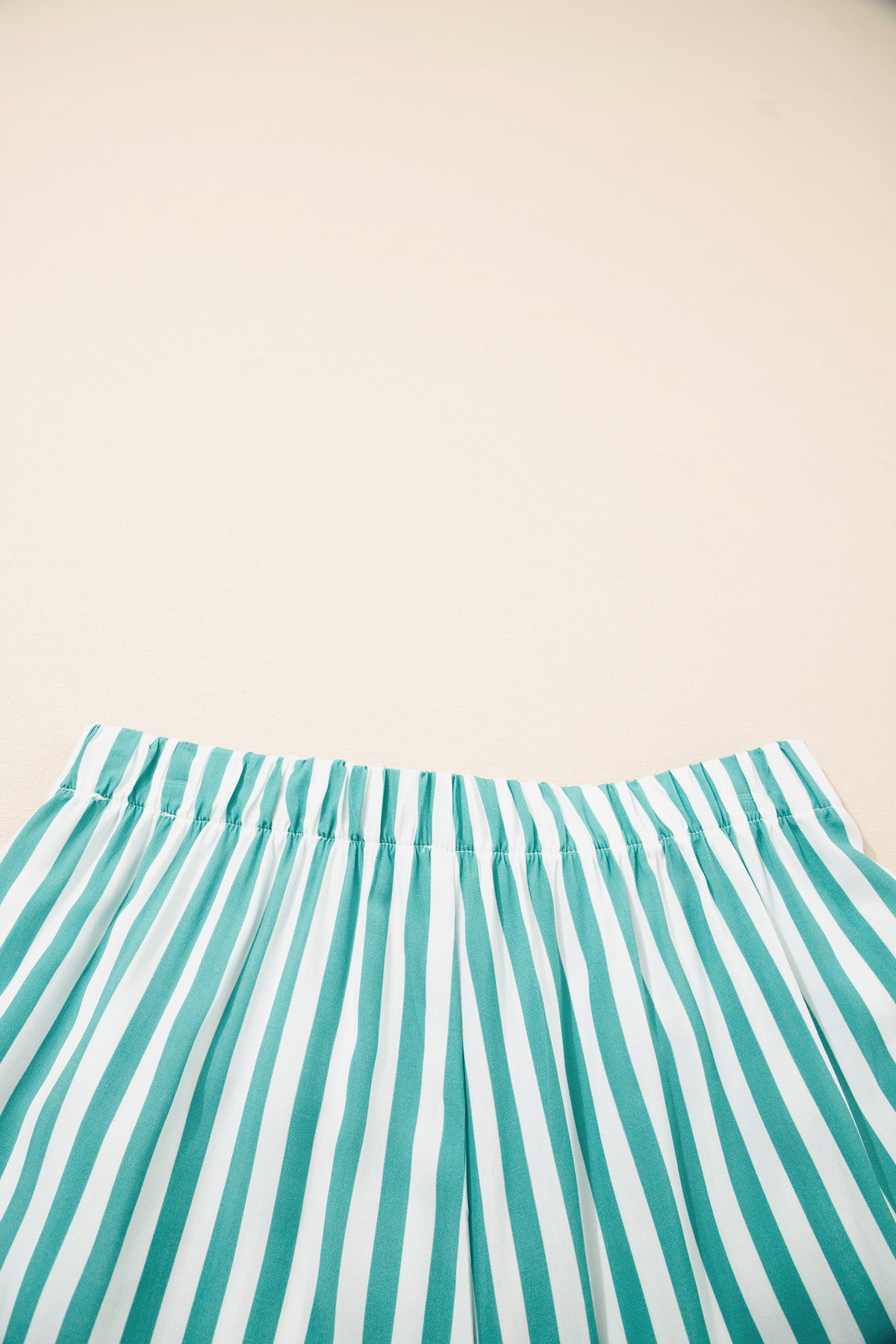 Conjunto de pijama corto con camisa de manga larga, cordón ajustable y ribete de ricrac en contraste y rayas verdes.