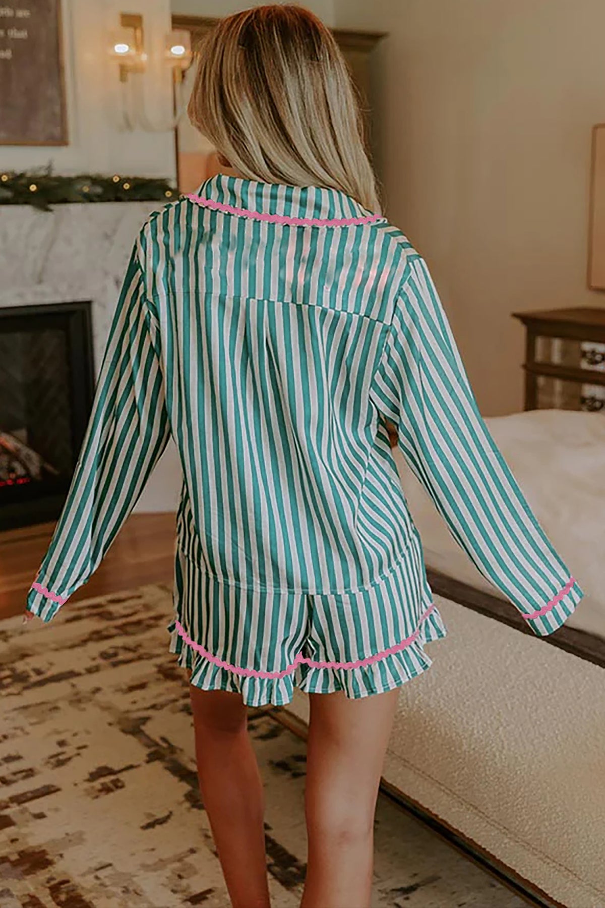 Conjunto de pijama corto con camisa de manga larga, cordón ajustable y ribete de ricrac en contraste y rayas verdes.