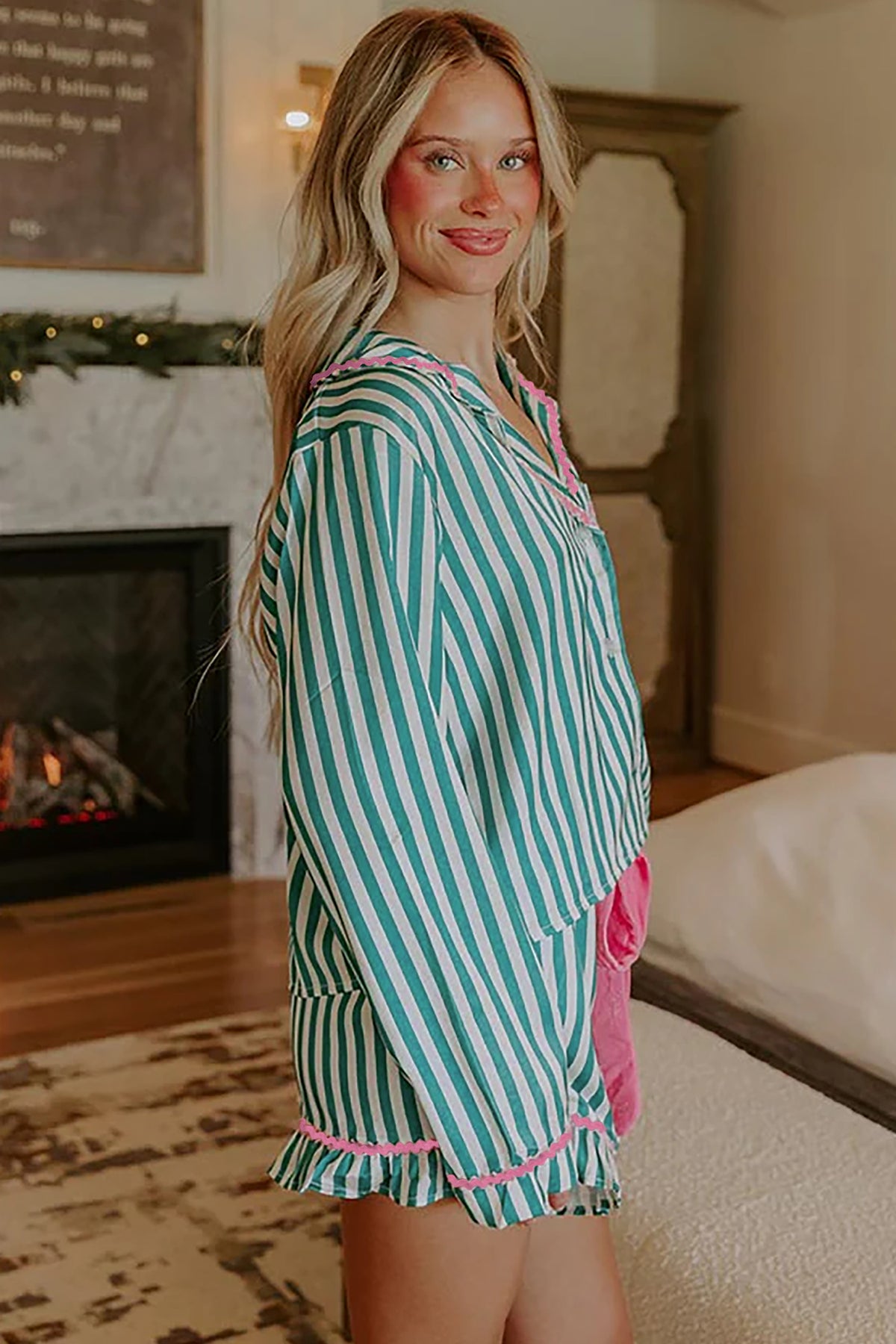 Conjunto de pijama corto con camisa de manga larga, cordón ajustable y ribete de ricrac en contraste y rayas verdes.