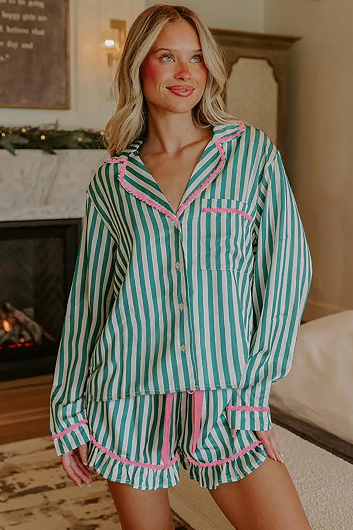 Conjunto de pijama corto con camisa de manga larga, cordón ajustable y ribete de ricrac en contraste y rayas verdes.