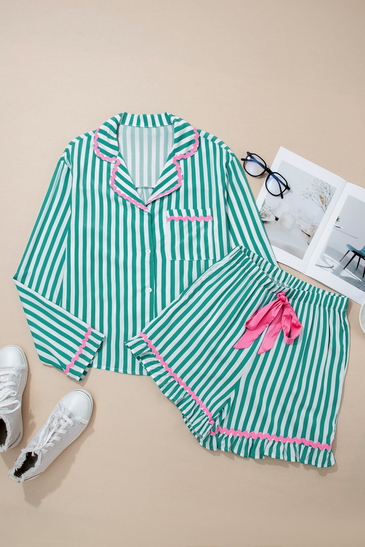 Conjunto de pijama corto con camisa de manga larga, cordón ajustable y ribete de ricrac en contraste y rayas verdes.