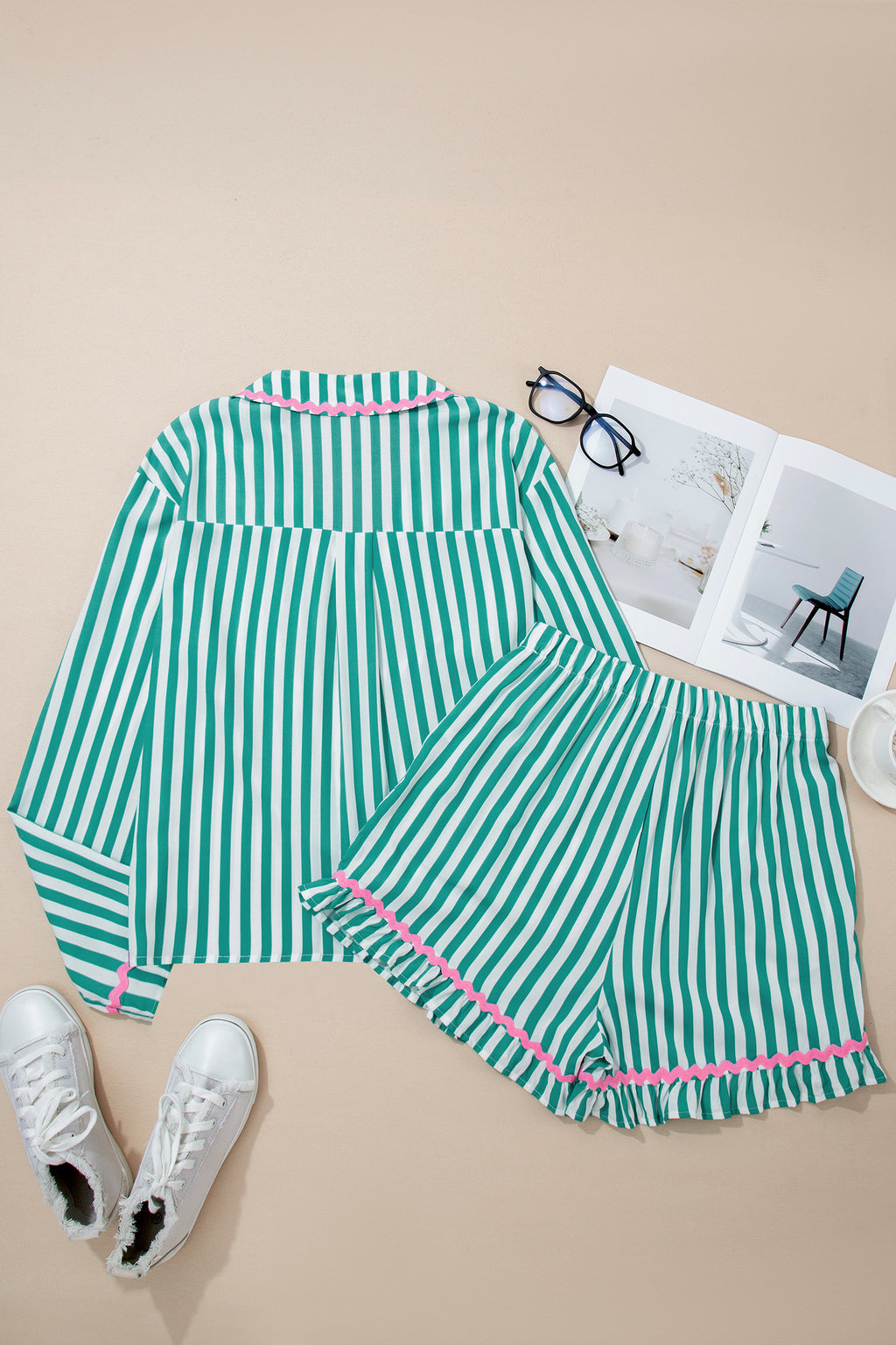 Conjunto de pijama corto con camisa de manga larga, cordón ajustable y ribete de ricrac en contraste y rayas verdes.