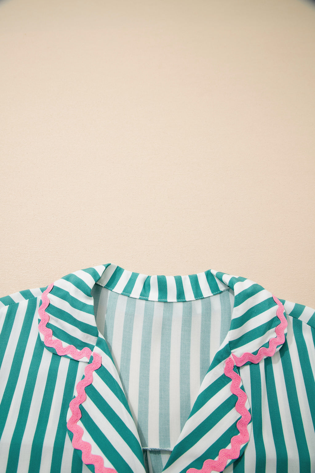 Conjunto de pijama corto con camisa de manga larga, cordón ajustable y ribete de ricrac en contraste y rayas verdes.