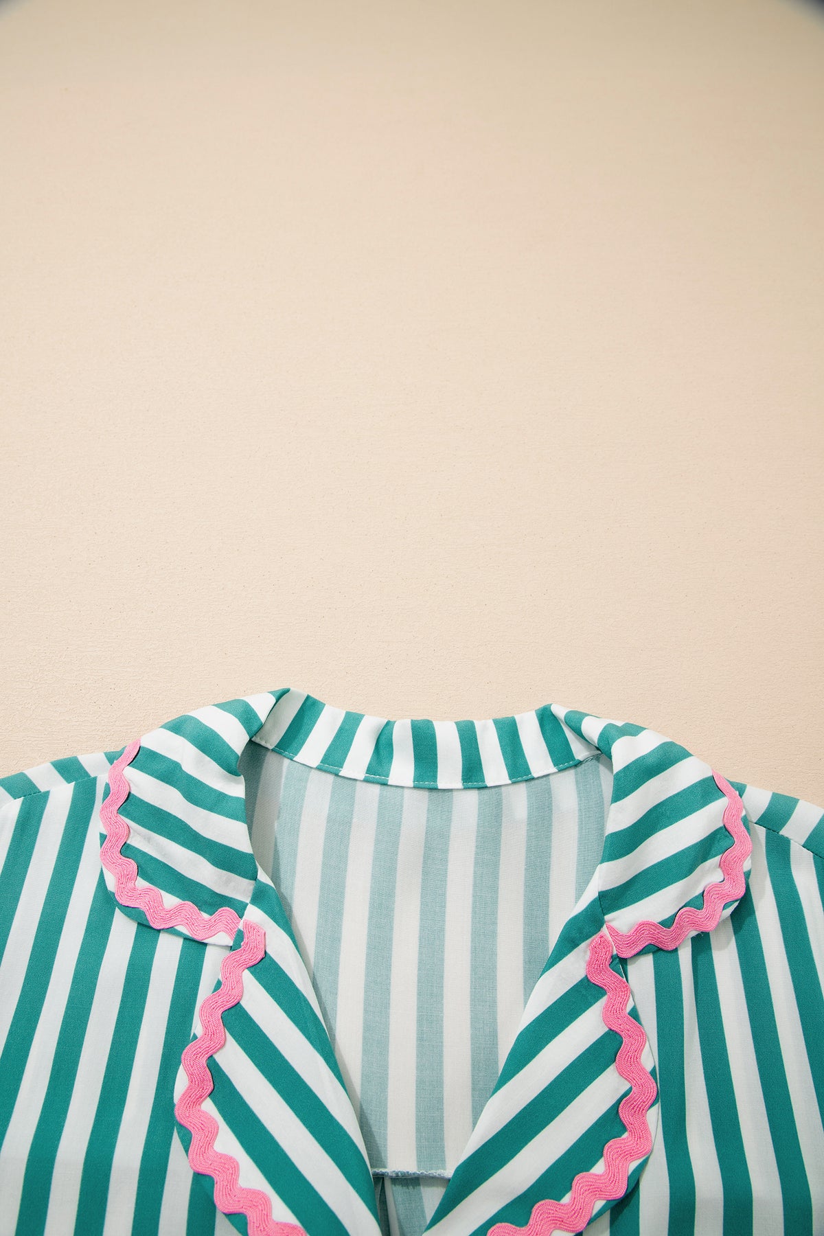 Conjunto de pijama corto con camisa de manga larga, cordón ajustable y ribete de ricrac en contraste y rayas verdes.