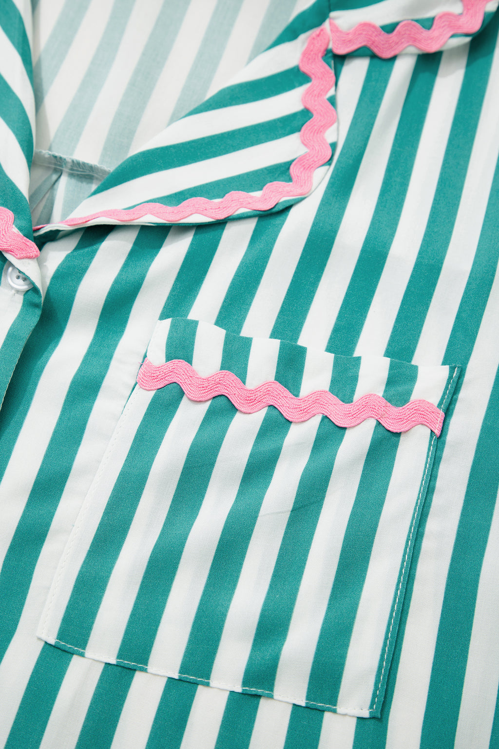 Conjunto de pijama corto con camisa de manga larga, cordón ajustable y ribete de ricrac en contraste y rayas verdes.