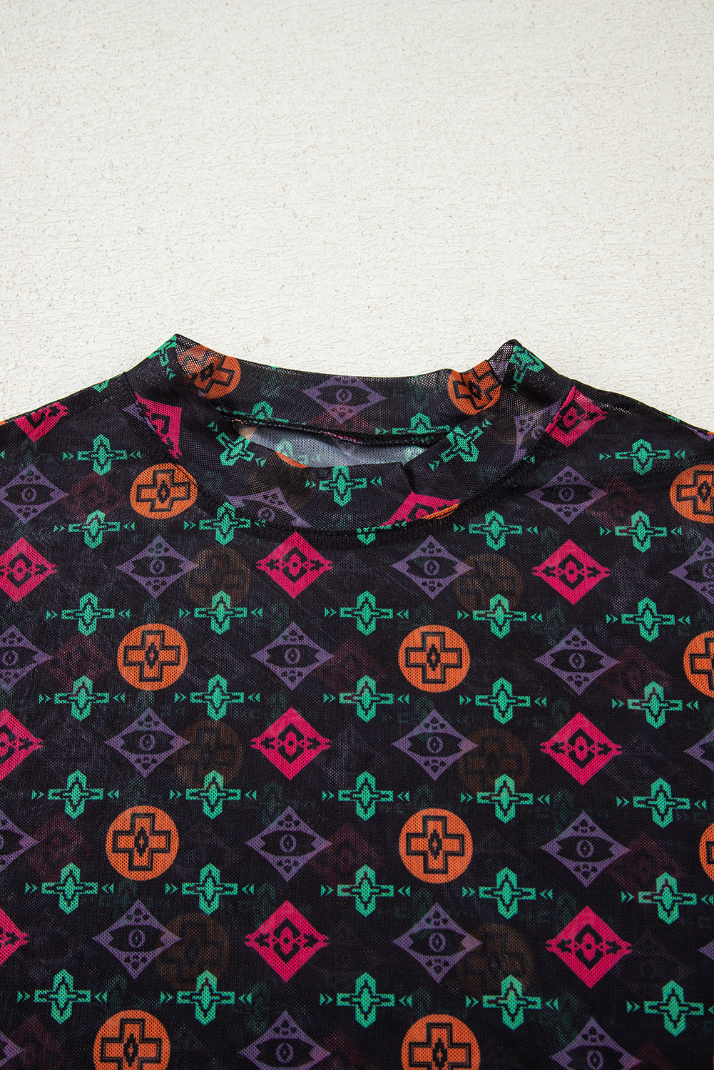 Top de malla negro de manga larga con estampado azteca occidental