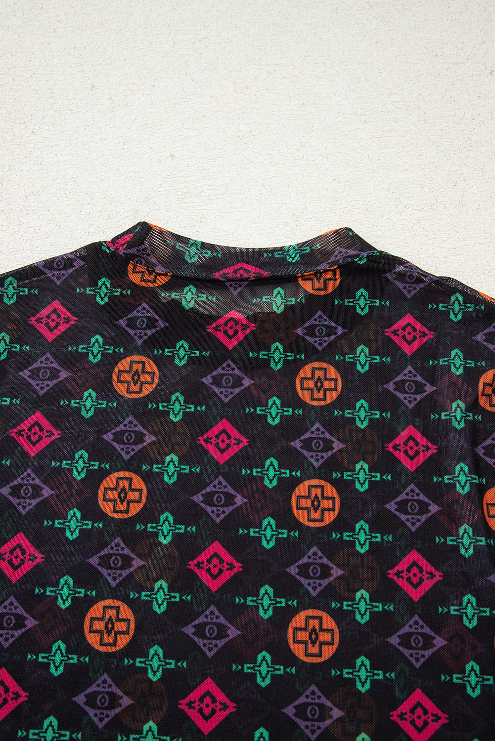 Top de malla negro de manga larga con estampado azteca occidental
