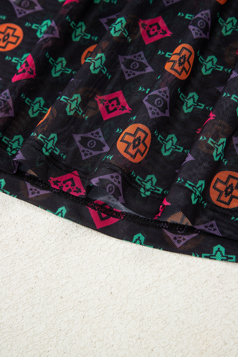 Top de malla negro de manga larga con estampado azteca occidental