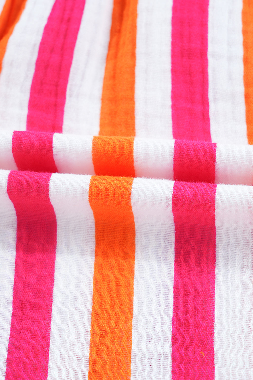 Blusa de manga abullonada con escote en V y botones delanteros, de rayas naranjas.