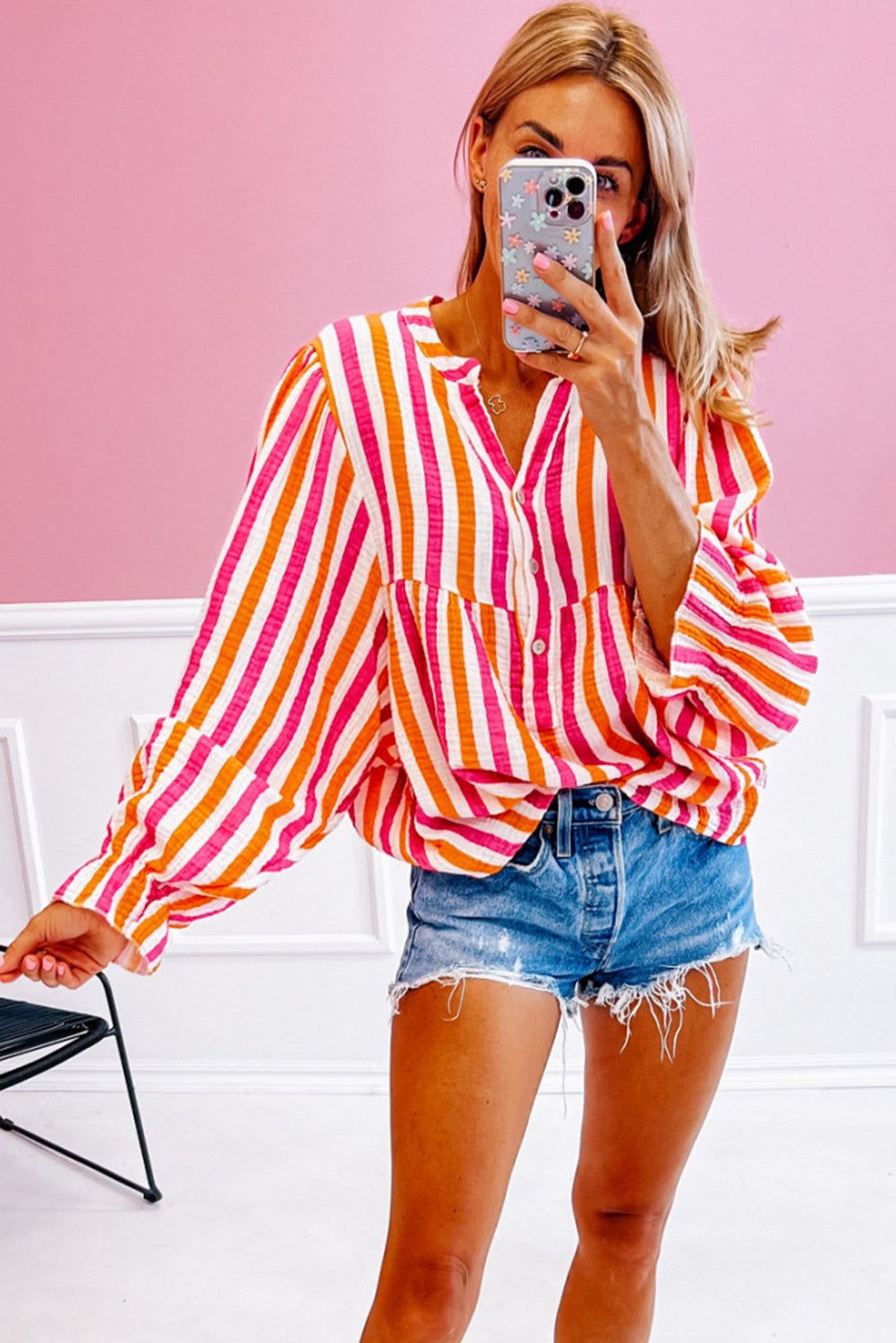 Blusa de manga abullonada con escote en V y botones delanteros, de rayas naranjas.