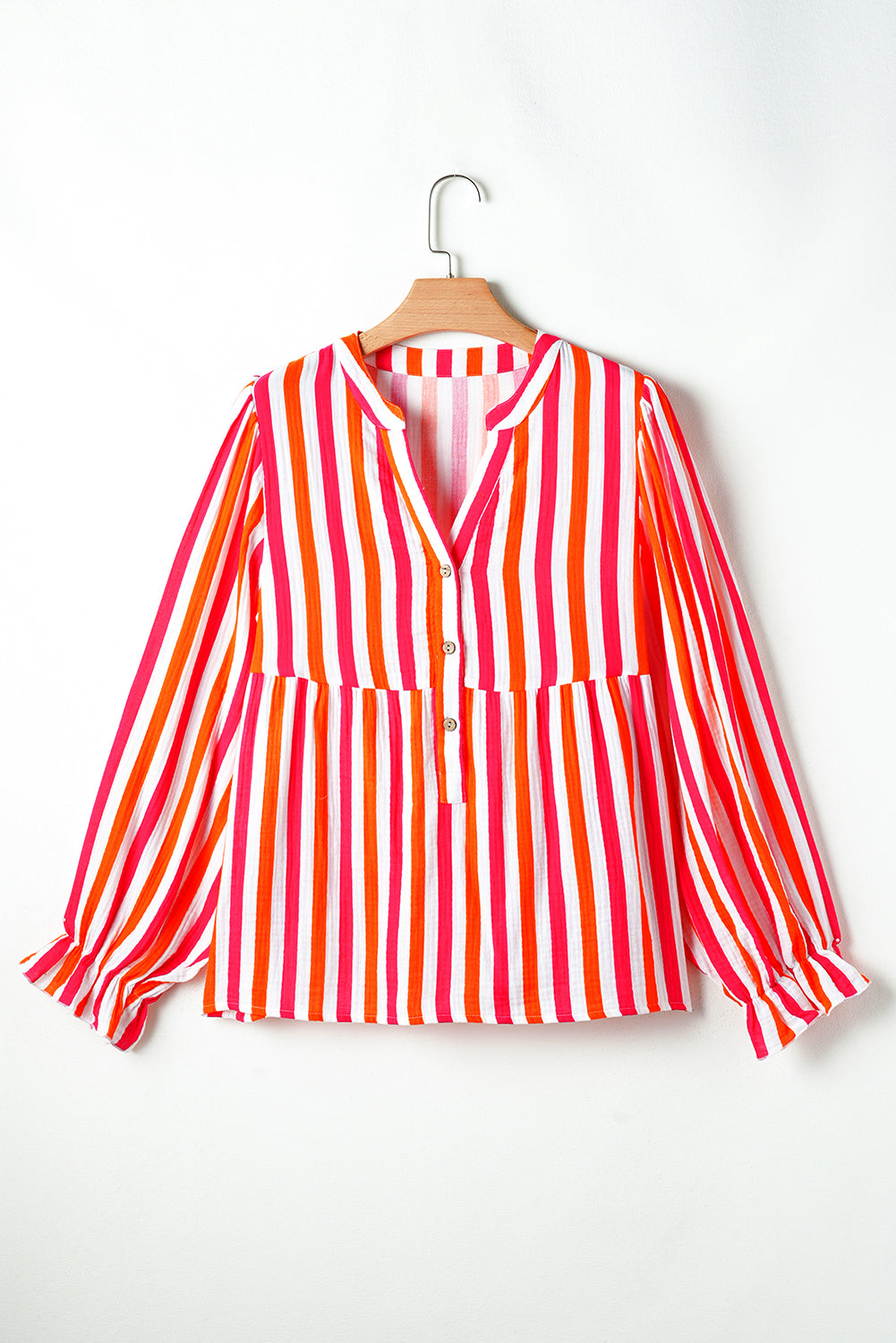 Blusa de manga abullonada con escote en V y botones delanteros, de rayas naranjas.