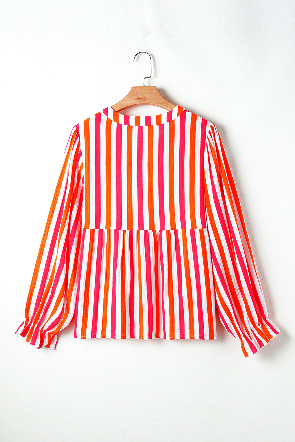Blusa de manga abullonada con escote en V y botones delanteros, de rayas naranjas.