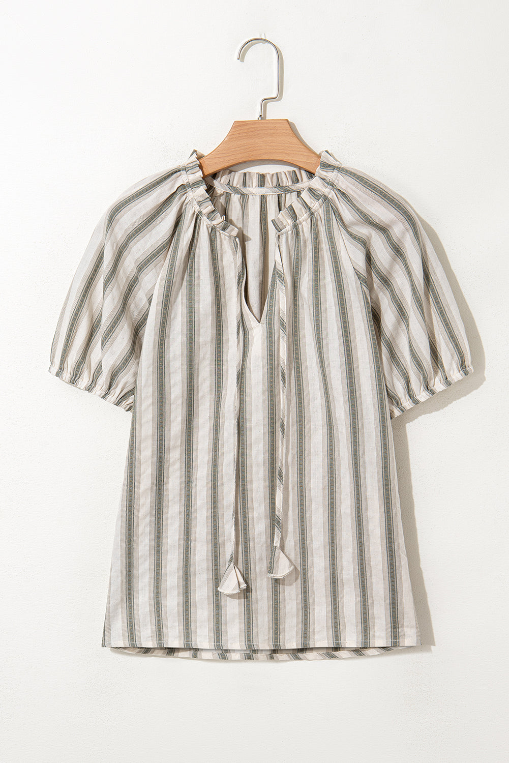 Blusa de manga corta con cuello anudado y volantes a rayas grises