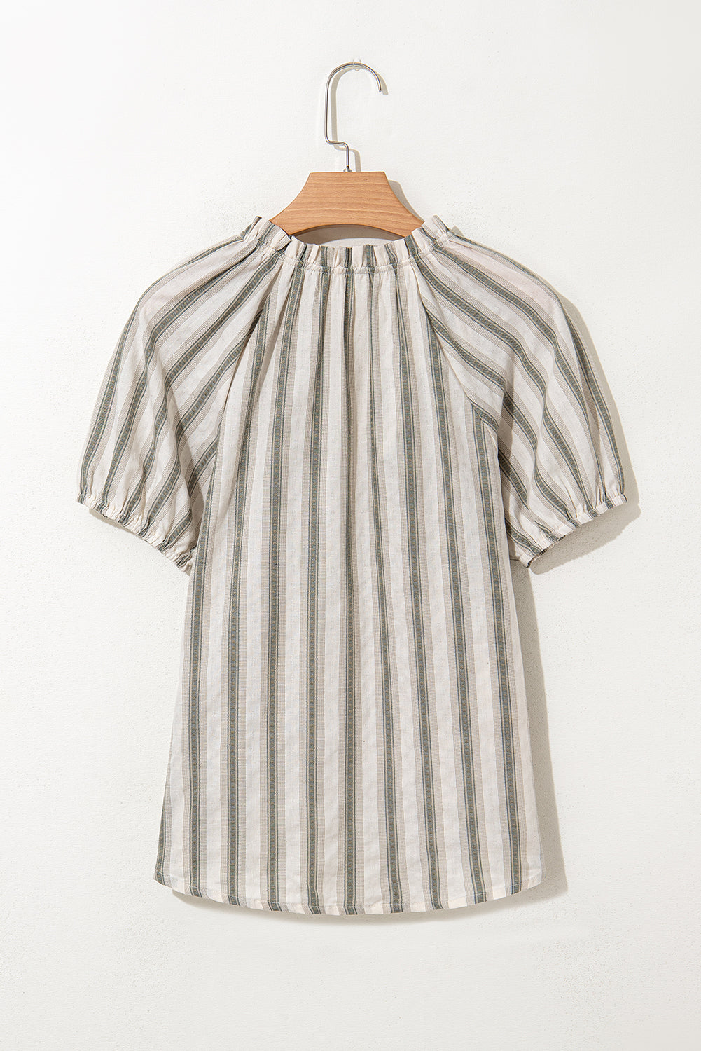 Blusa de manga corta con cuello anudado y volantes a rayas grises