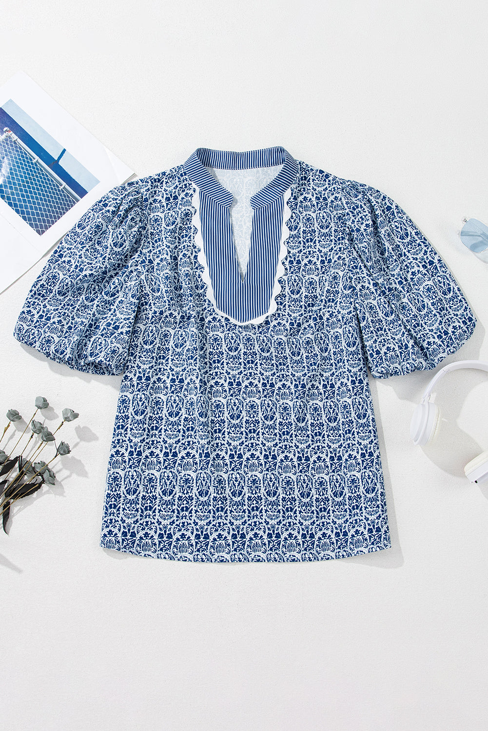 Top de manga abullonada con estampado floral azul y rayas en contraste.