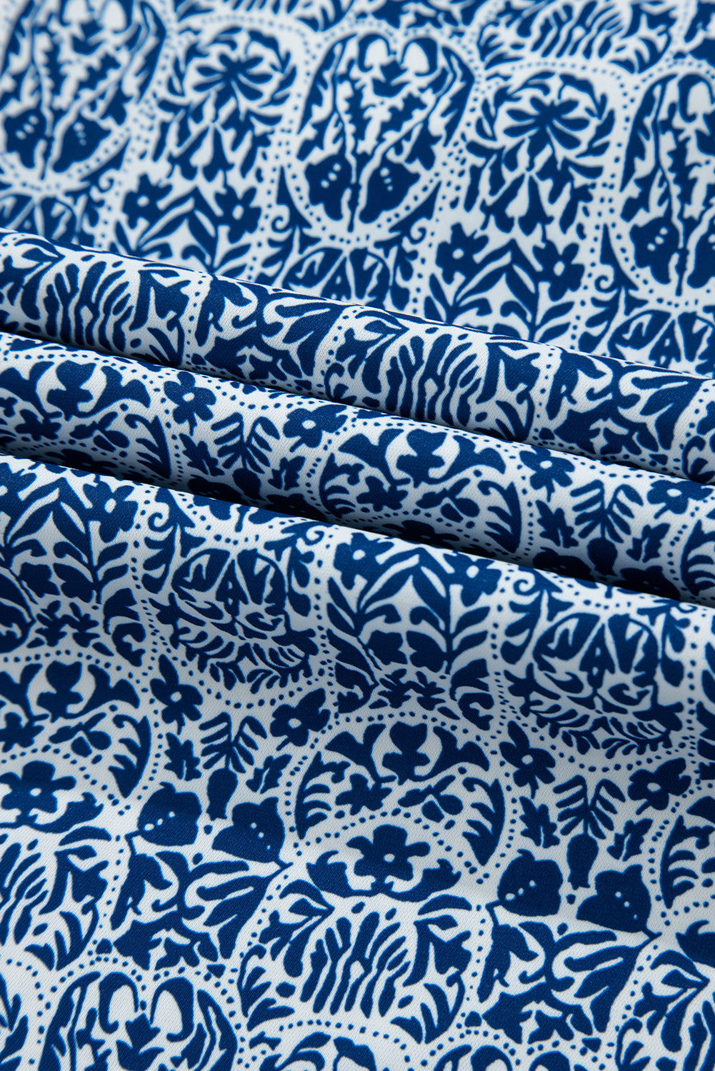 Top de manga abullonada con estampado floral azul y rayas en contraste.