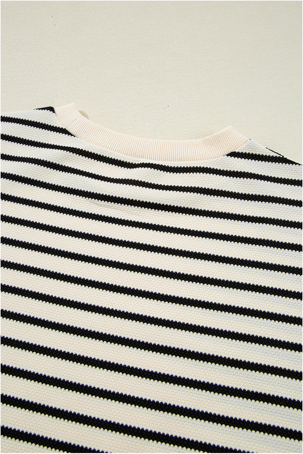 CAMISA Top corto de cuello redondo con volantes, ribete de encaje festoneado y rayas negras.