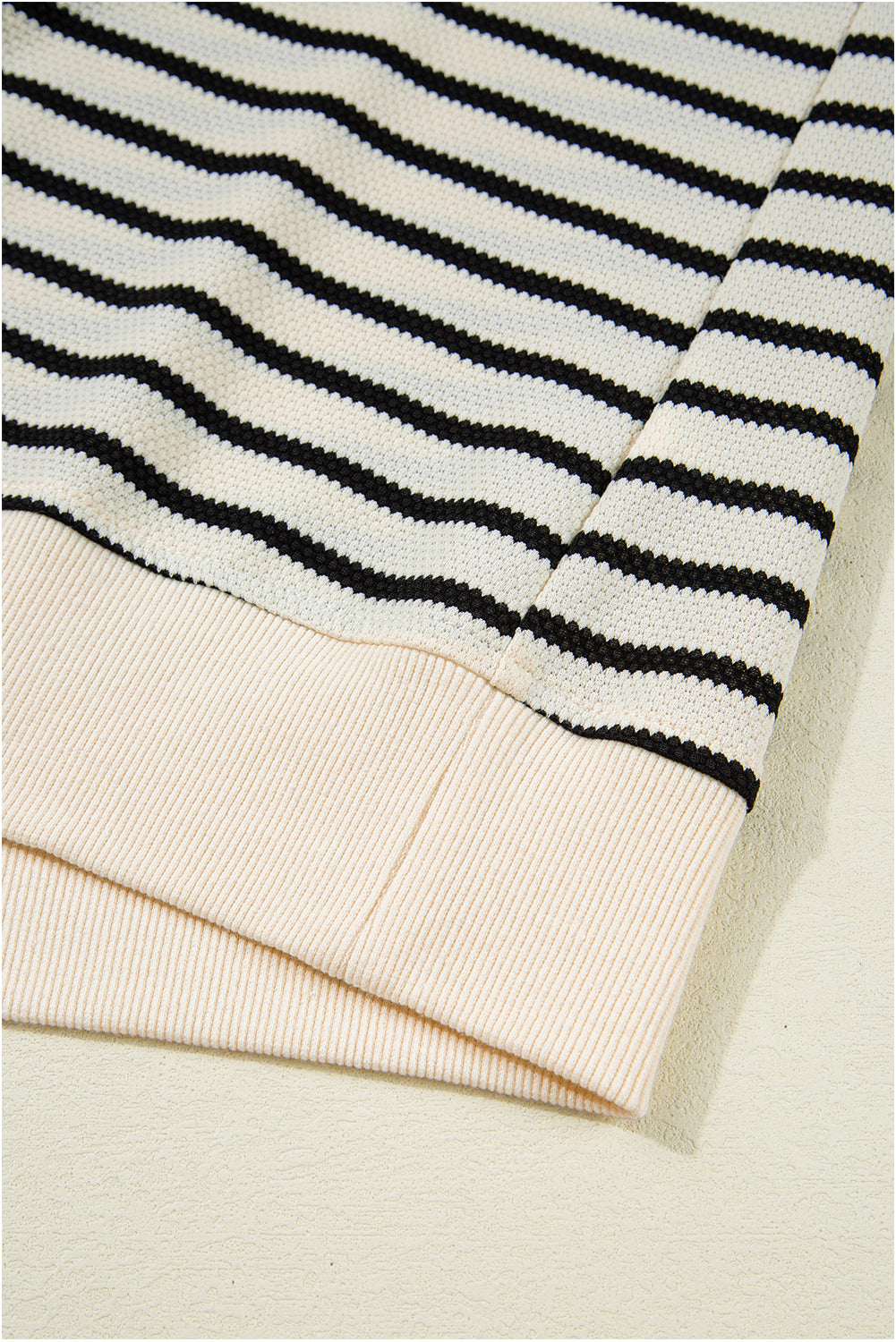 CAMISA Top corto de cuello redondo con volantes, ribete de encaje festoneado y rayas negras.