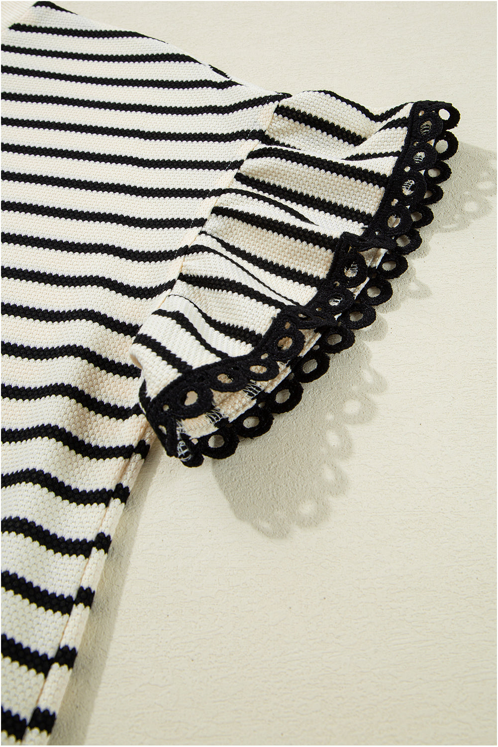 CAMISA Top corto de cuello redondo con volantes, ribete de encaje festoneado y rayas negras.