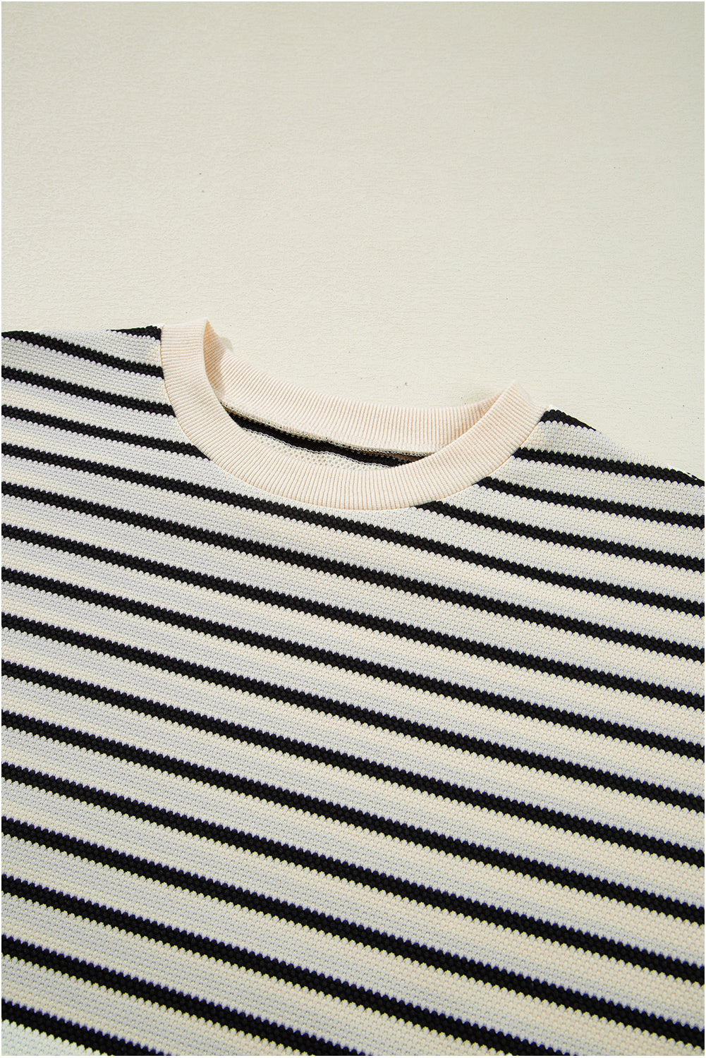 CAMISA Top corto de cuello redondo con volantes, ribete de encaje festoneado y rayas negras.