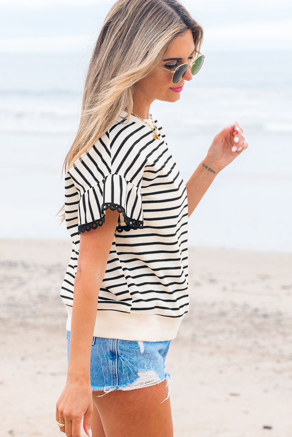 CAMISA Top corto de cuello redondo con volantes, ribete de encaje festoneado y rayas negras.