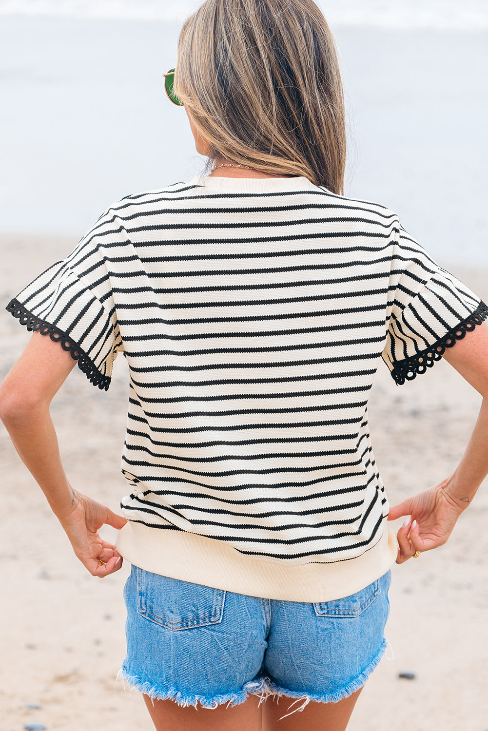 CAMISA Top corto de cuello redondo con volantes, ribete de encaje festoneado y rayas negras.