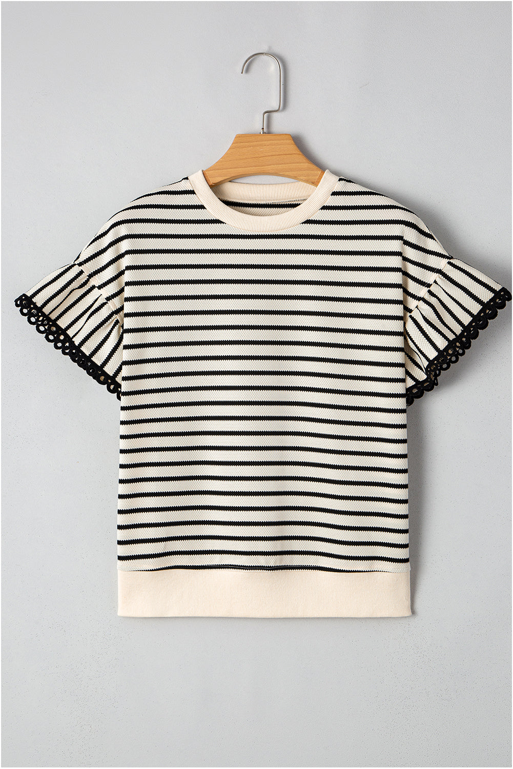 CAMISA Top corto de cuello redondo con volantes, ribete de encaje festoneado y rayas negras.