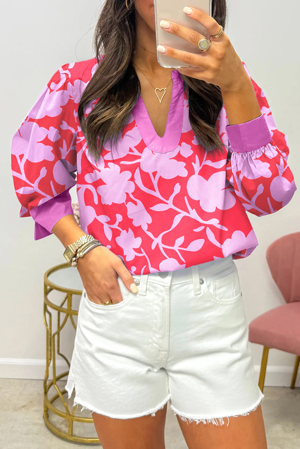 Blusa roja con estampado floral, escote en V dividido y mangas tipo brazalete con puños.